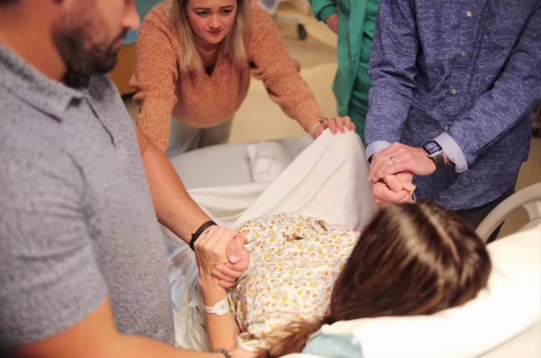 56 yaşındaki kadın, torununu doğurdu 6